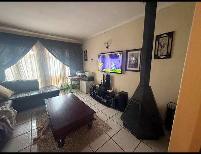 4 BEDROOM HOUSE FOR SALE IN ROOIHUISKRAAL